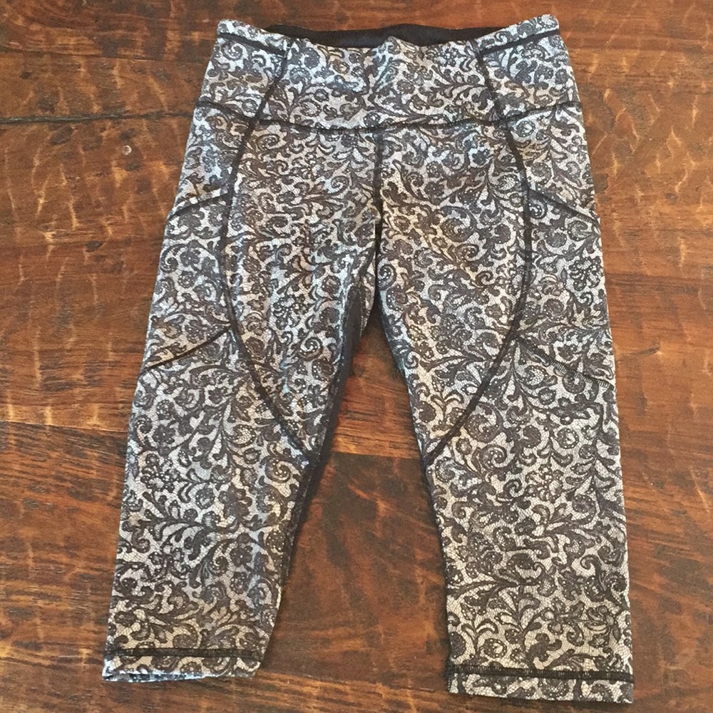 Size 8 black and white Lululemon Capri